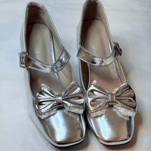 Elegant Silver Bow Heels - Picture 8 of 8